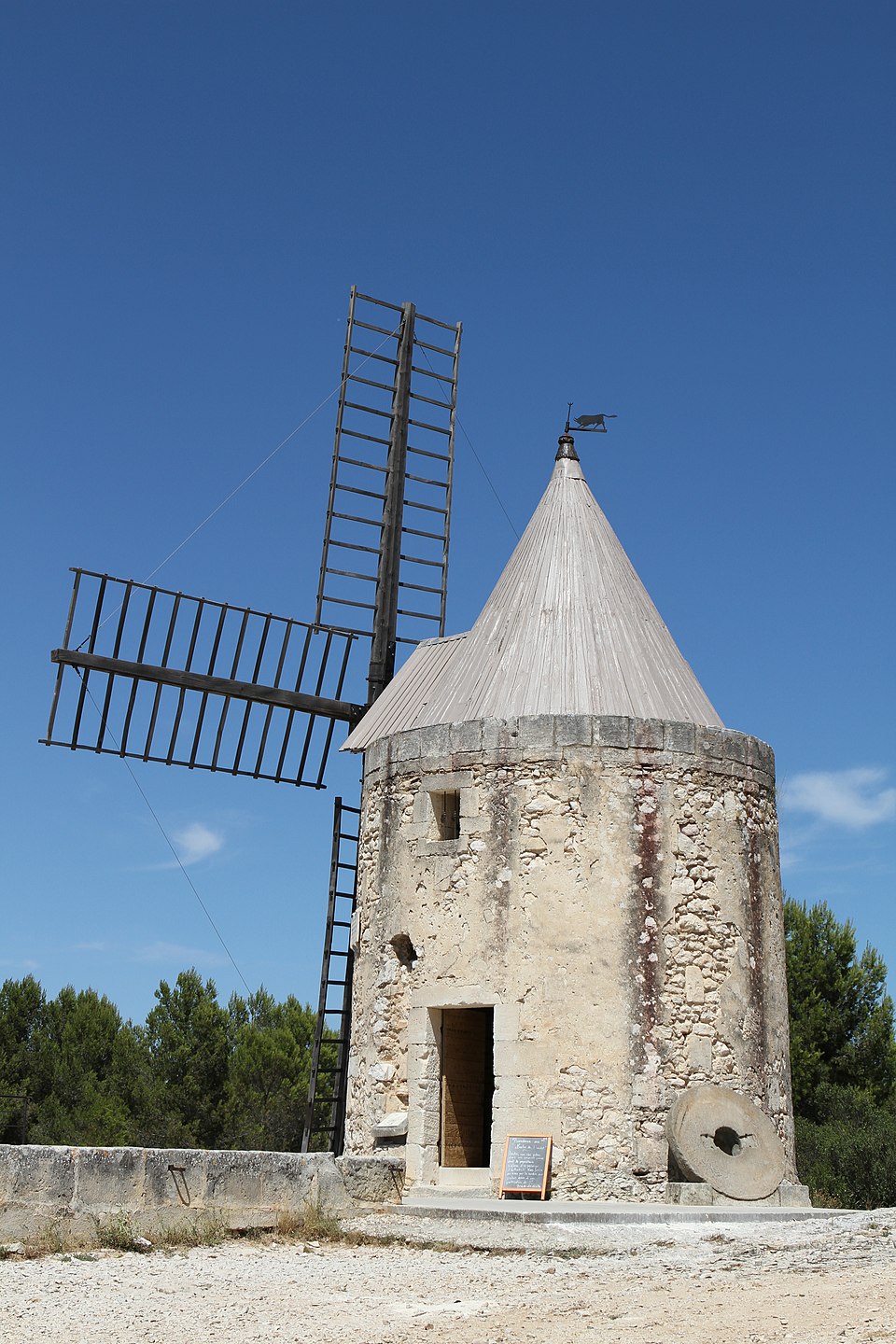  Le moulin Saint-Pierre à Fontvieille (Bouches-du-Rhône, France)
